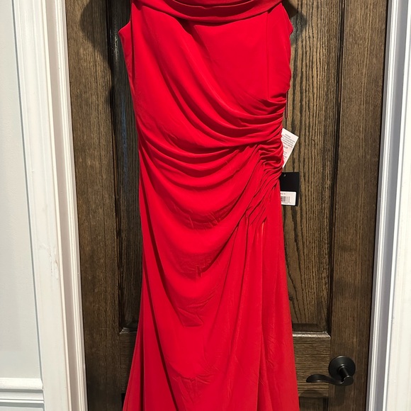 Mac Duggal Ieena Elegant Red Ruched Off-Shoulder Dress midi - Picture 4 of 6